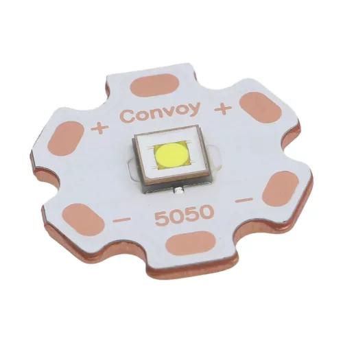 Convoy L21B zaklamp met F45R LED, een lichtopbrengst van 2760 lumen en een bereik van ongeveer 1360 m, met 4000 K licht.